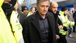 HLV Jose Mourinho suýt mất mạng vì CĐV cuồng